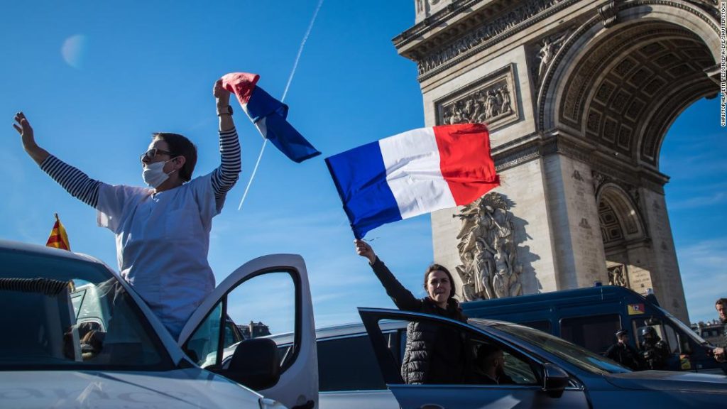 Demonstranten der „Freiheitskarawane“ dringen in Paris ein und unterbrechen den Verkehr, bevor sie mit Tränengas zerstreut werden