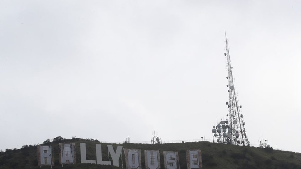 Hollywood-Schild verwandelt sich in schrecklich langsamem Tempo in 'RAMS HOUSE'