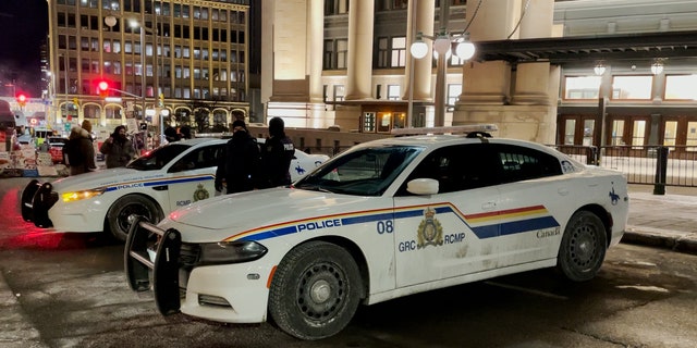 Polizisten stehen draußen in der Nähe des kanadischen Parlaments