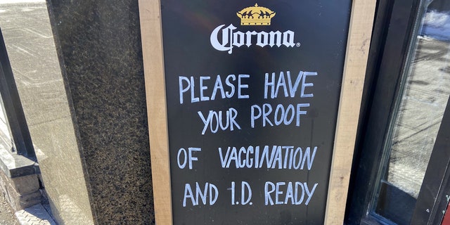 Ein Schild vor einem Restaurant in der Innenstadt von Ottawa, das einen Impfnachweis verlangt