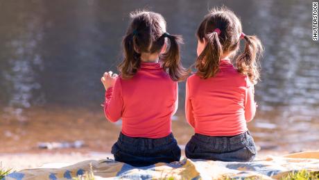 Eine neue Studie hat herausgefunden, dass eineiige Zwillinge nicht immer genetisch identisch sind