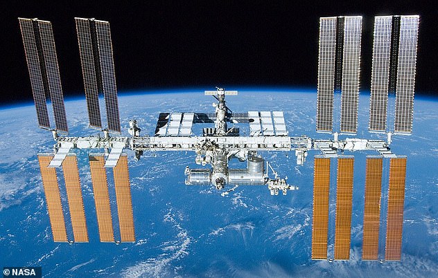 Die Internationale Raumstation (ISS, im Bild), die 357,5 Fuß breit und 239,4 Fuß lang ist, absolviert alle 90 Minuten eine vollständige Umlaufbahn um die Erde
