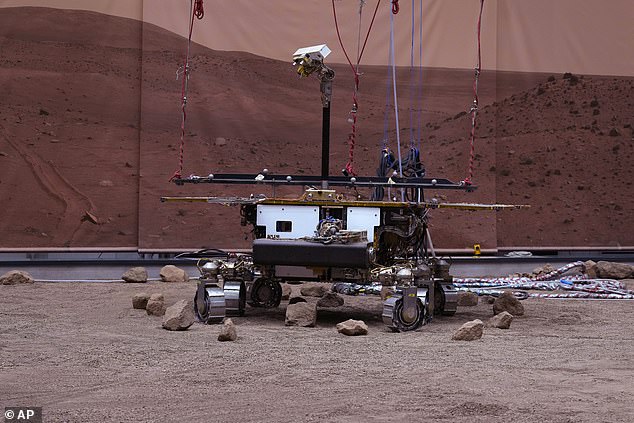 Rosalind Franklin ist ein geplanter robotischer Mars-Rover, der Teil des internationalen ExoMars-Programms ist, das von der Europäischen Weltraumorganisation und dem russischen Unternehmen Roscosmos geleitet wird.  Abgebildet ist Rosalinds Zwilling auf der Erde, bekannt als Amalia, der erfolgreich die Plattform verlässt und das Terrain des Mars simuliert