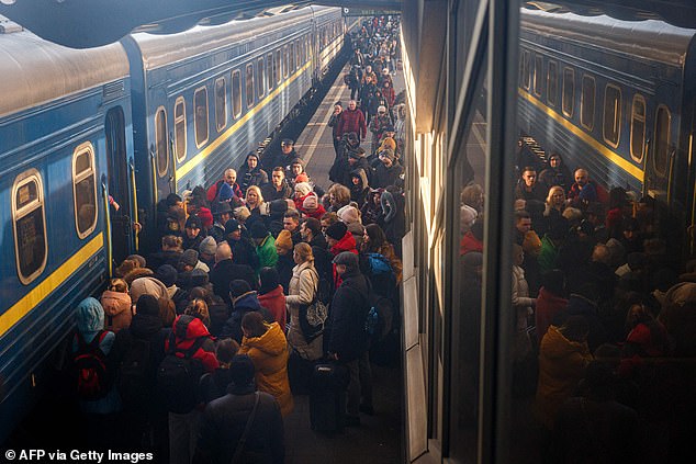 Erschreckend: Tausende von Menschen wurden bei kalten Temperaturen zusammengekauert gesehen, als sie versuchten, einen Zug außer Landes zu bringen (Bild: Kiewer Evakuierungszug)