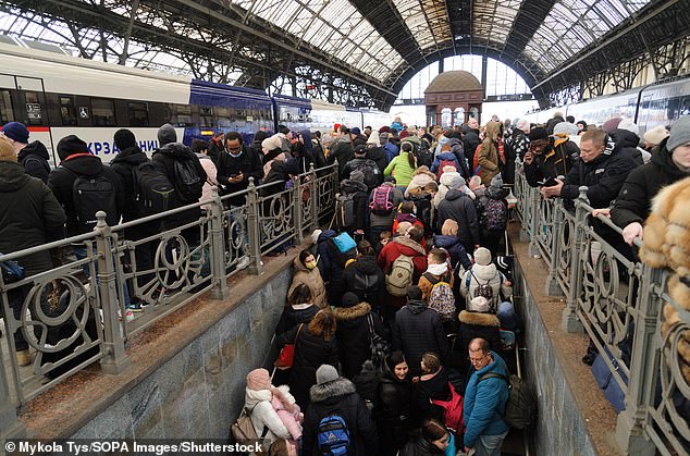 Ausgang: Tausende ukrainische Einwohner warten stundenlang darauf, in Züge in die Nachbarländer einzusteigen, während russische Streitkräfte weiterhin Städte im ganzen Land bombardieren (Bild: Bahnhof Lemberg)