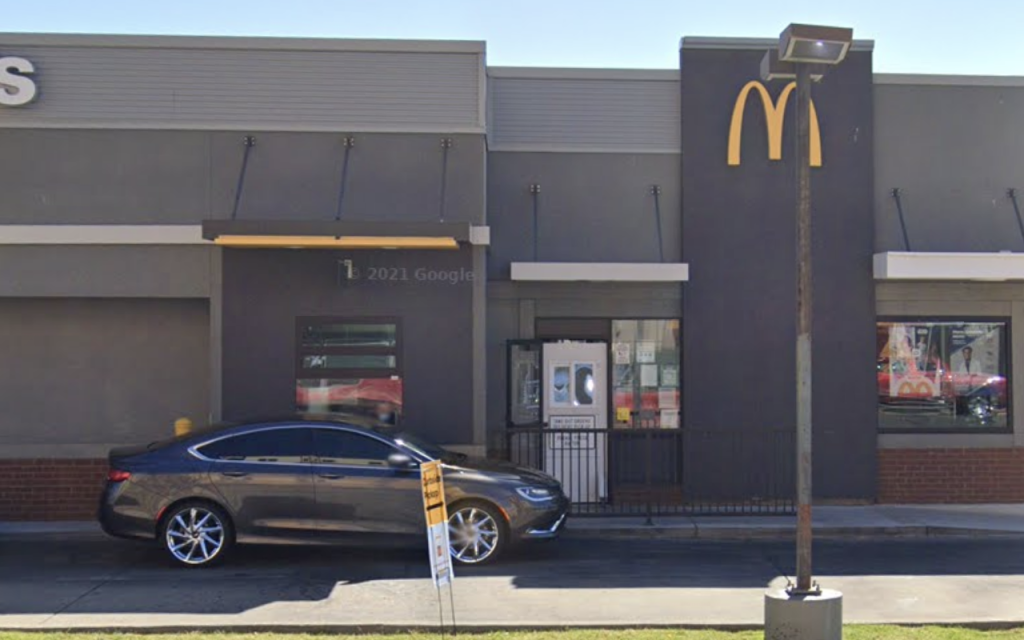 Eine Frau wurde angegriffen und in einem McDonald's-Auto vor ihre Kinder geschleift