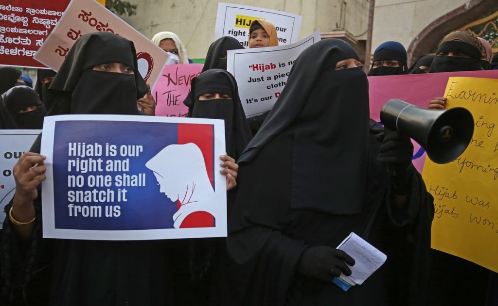 Hijab-Kontroverse in Indien: Angriff auf den Bruder eines Mädchens im Zentrum der Kontroverse