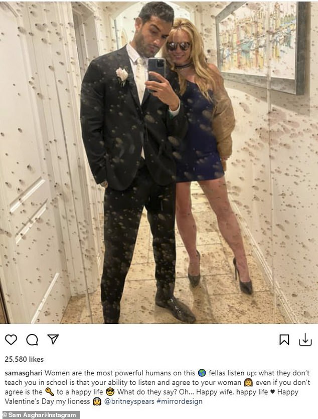 So süß: Er bezeichnet sie auf Instagram oft als seine „Frau“, was unklar macht, ob das verlobte Paar tatsächlich den Gang entlang gegangen ist.  Und am Montag teilte Sam Asgari ein Foto von sich mit Britney Spears, 40, auf dem er ein süßes Selfie im Spiegel machte und sie wieder als seine „Frau“ bezeichnete.