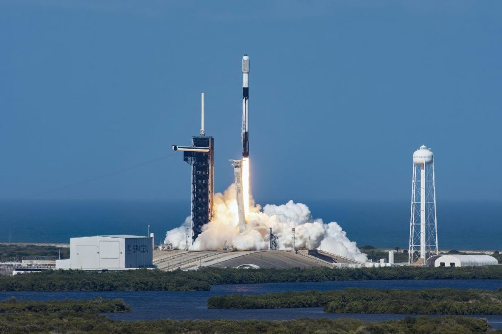 SpaceX startet heute eine neue Starlink-Flotte und eine landgestützte Rakete.  So können Sie live zuschauen