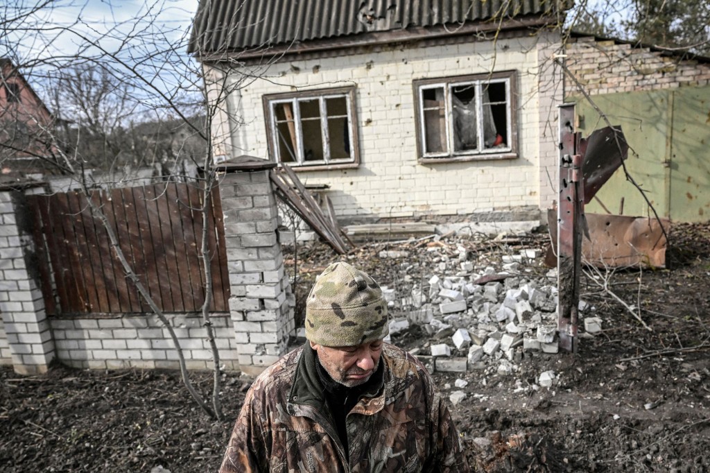 Ein Mann steht vor einem zerstörten Haus bei der Bombardierung der Stadt Stojanka westlich von Kiew am 4. März 2022.