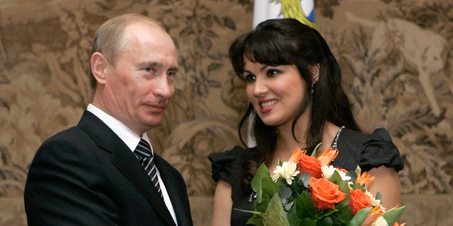 Netrebko erhielt 2008 von Putin den Ehrenpreis des Volkskünstlers Russlands und wurde fotografiert, als er Blumen vom russischen Präsidenten erhielt. 