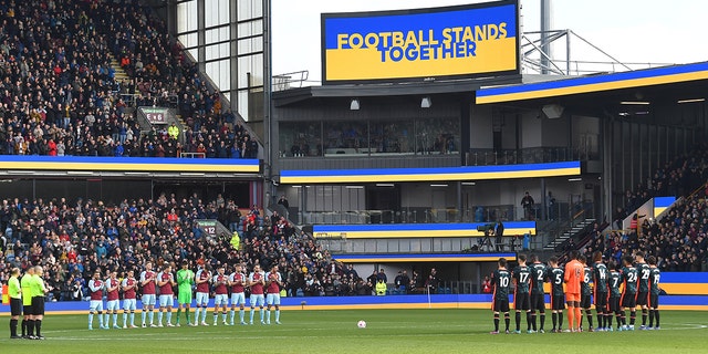 Spieler unterstützen die Ukraine vor dem Anpfiff während des Premier-League-Spiels zwischen Burnley und Chelsea im Turf Moor am 5. März 2022 in Burnley, Vereinigtes Königreich.