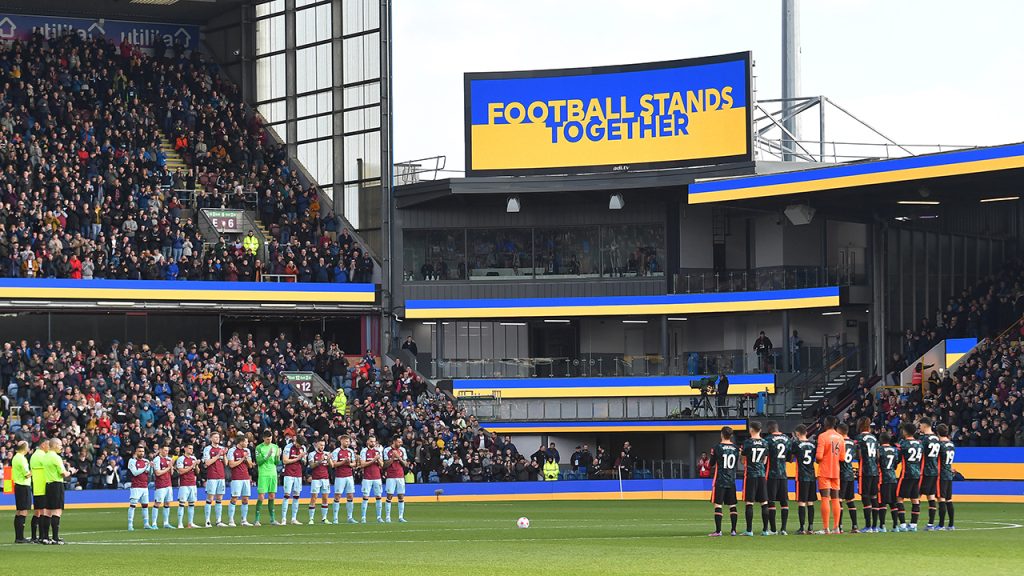 Chelsea-Fans unterbrechen ihren Moment der Solidarität mit der Ukraine mit Gesängen von Roman Abramovich