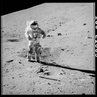 Gene Cernan sammelt eine Probe im Rahmen der Mission Apollo 17