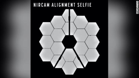 dies & Quot;  Selfie "  neu & Quot;  Es zeigt alle 18 Segmente von Webbs Hauptspiegel, die Licht von demselben Stern sammeln.
