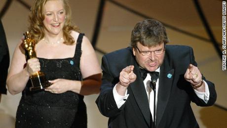 Michael Moore verurteilte die US-Invasion im Irak, während er bei den Academy Awards 2003 den Oscar für den besten Dokumentarfilm entgegennahm. 