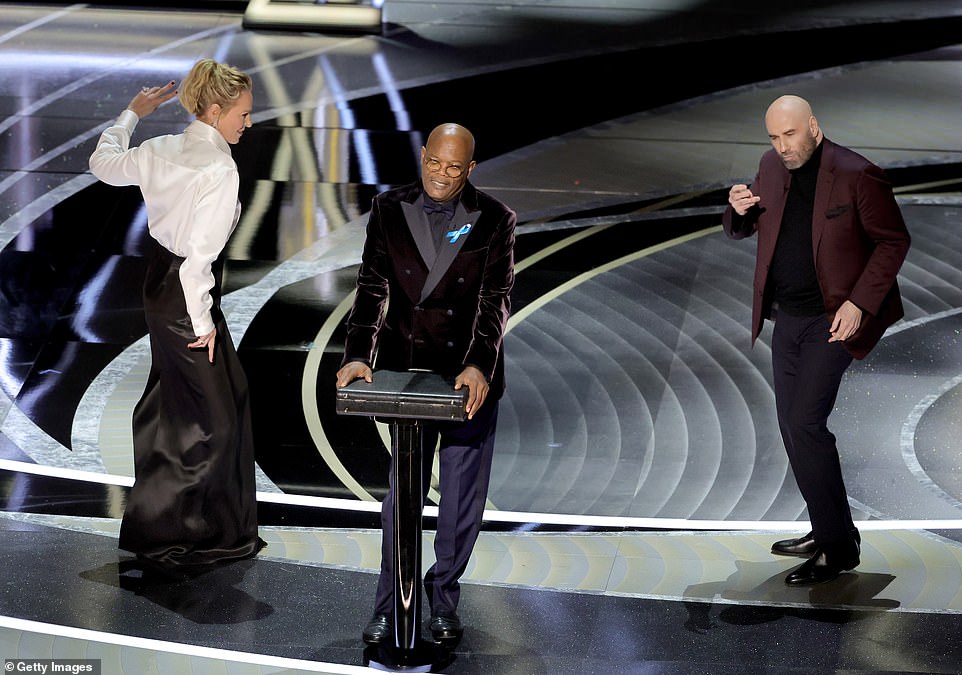 Zwei Jahrzehnte später: John Travolta und Uma Thurman stellen ihre berühmte Pulp-Fiction-Szene nach, während sie am Sonntag an der Seite ihres ehemaligen Schauspielers Samuel L. Jackson bei den 94. Academy Awards auftreten