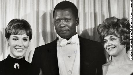 Julie Andrews, Sidney Poitier und Estelle Parsons bei den Academy Awards 1968. Poitier hatte am Tag zuvor an der Beerdigung von Martin Luther King Jr. teilgenommen.