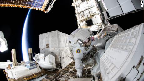 NASA-Astronauten unternehmen Weltraumspaziergänge, um die Stromversorgung der Raumstation zu verbessern