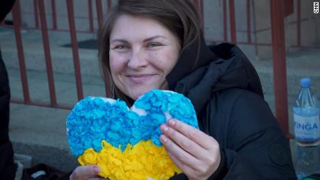 Maria Halligan hält ein Papierherz in der Hand, das polnische Kinder für sie angefertigt haben, als sie sich auf ihre Rückkehr in die Ukraine vorbereitet.