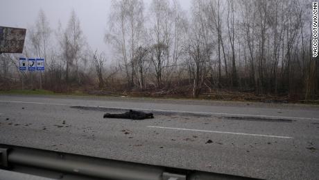 Ein verwesender Körper liegt einen Tag nach seiner Bergung durch ukrainische Streitkräfte mitten auf der Autobahn E-40, die Lemberg mit Kiew verbindet.