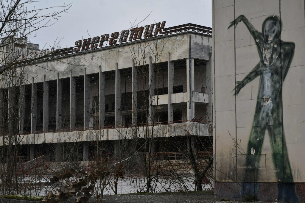 Ein am 8. Dezember 2020 aufgenommenes Aktenfoto zeigt Graffiti an der Wand eines Gebäudes auf dem zentralen Platz der Geisterstadt Pripyat in der Nähe des Kernkraftwerks Tschernobyl.
