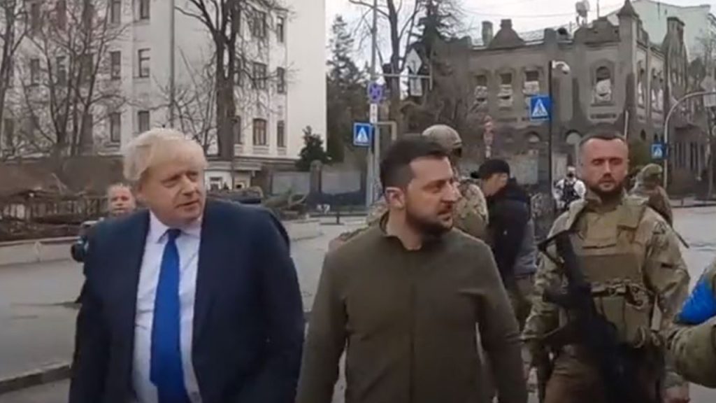 Boris Johnson aus Großbritannien und Zelensky aus der Ukraine laufen trotzig durch die Straßen von Kiew