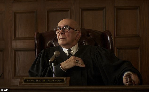 Bilder von Angela als Richter Julius Hoffmann im Chicago 7-Prozess 2020