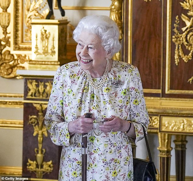 Die Königin hat sich mit ständigen Mobilitätsproblemen befasst, aber sie sah in den letzten virtuellen Posts gut aus