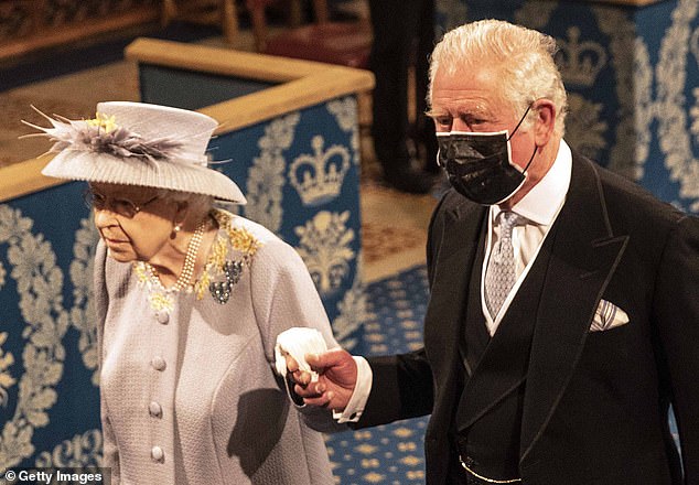 Prinz Charles (im Bild mit der Königin) wird eine größere Rolle innerhalb der Monarchie spielen, da eine Quelle sagt, dass die Öffentlichkeit nicht erwarten sollte, dass die Königin bei öffentlichen Veranstaltungen auftritt