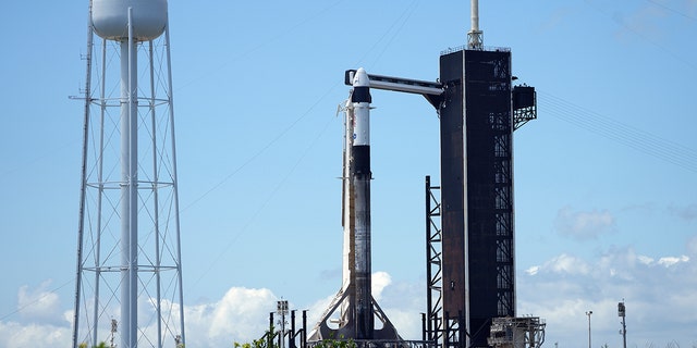 Eine Falcon-Rakete von SpaceX sitzt am Dienstag, den 26. April 2022, auf dem Launch Complex 39A im Kennedy Space Center in Cape Canaveral, Florida. 