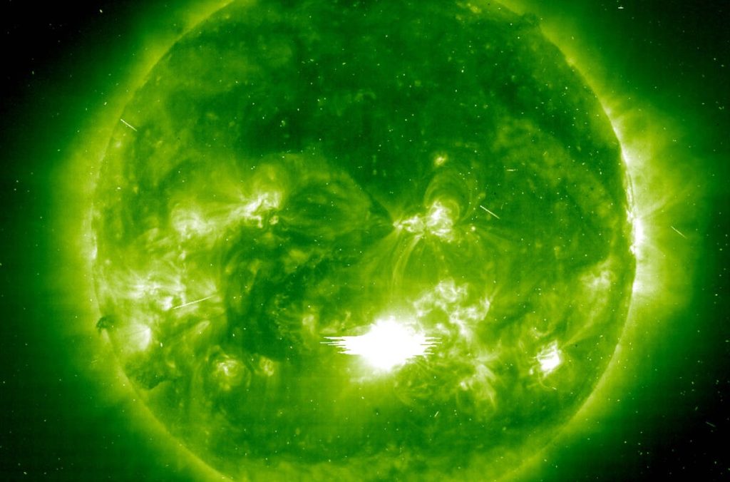 Große Warnung von einem Sonnensturm, nachdem eine große Explosion von der Sonne die Erde getroffen hat