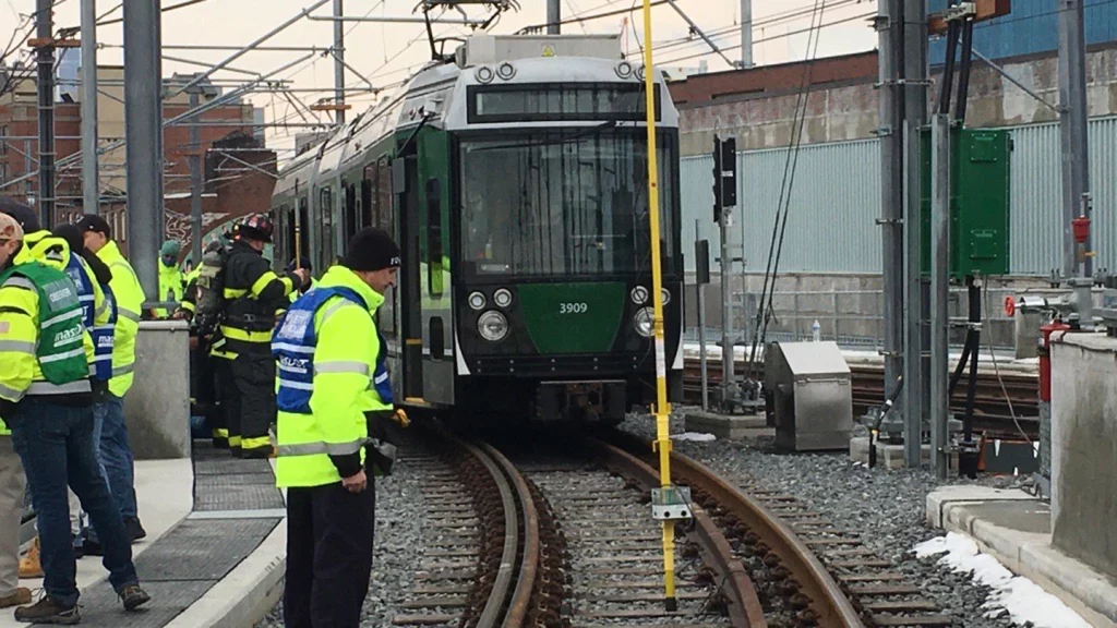 MBTA nimmt den Green Line-Dienst zwei Wochen nach dem Einsturz der Bostoner Garage wieder auf - Boston 25 News