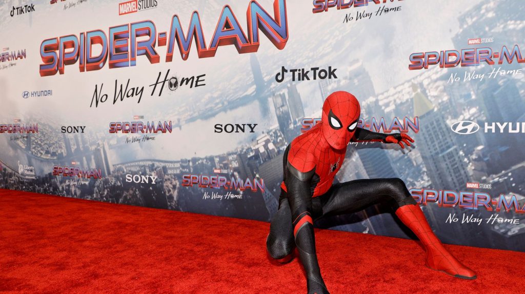 Mann aus Florida pinkelt lange genug, um den Weltrekord für das Anschauen von Spider-Man: No Way Home zu brechen