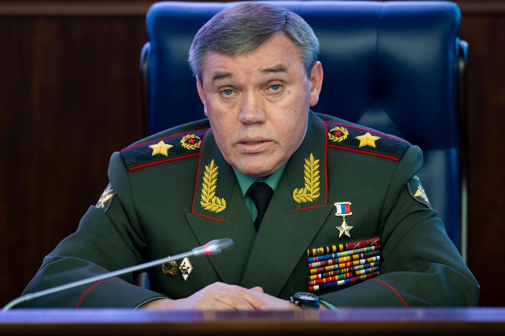 Russlands oberster General weicht einem ukrainischen Angriff auf einer geheimen Reise an die Front aus