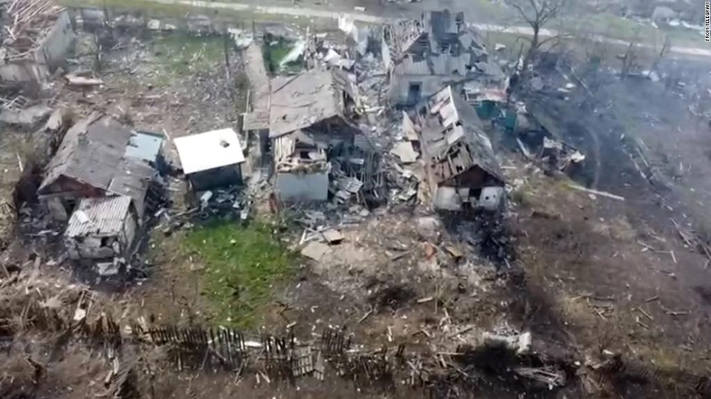 Drohnenaufnahmen zeigen, wie Russen eine ukrainische Stadt in einem Feldkampf zerstörten
