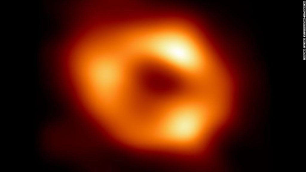 Das erste Bild eines supermassereichen Schwarzen Lochs wurde im Zentrum der Milchstraße enthüllt