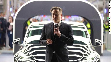 Elon Musk, CEO von Tesla, spricht während der offiziellen Eröffnung von Teslas neuer Produktionsstätte für Elektrofahrzeuge am 22. März 2022 in der Nähe von Grünheide, Deutschland. 