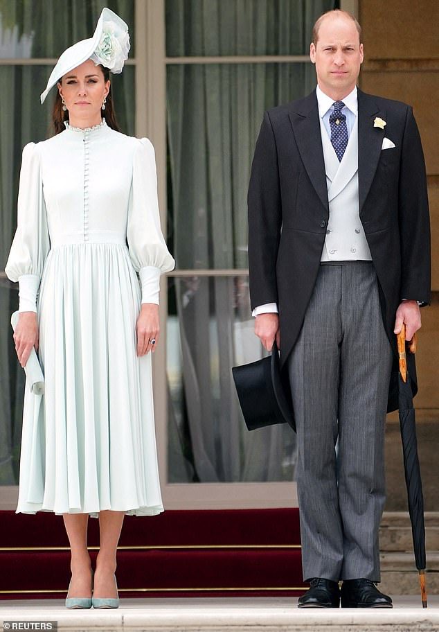 Die Herzogin, 40, veranstaltete die Gartenparty zusammen mit ihrem Ehemann Prinz William, 39, und das Paar setzte sich für die Königin ein
