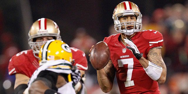 DATEI – San Francisco 49ers Quarterback Colin Kaepernick (7) sucht im zweiten Viertel eines NFL-Football-Playoff-Spiels gegen die Green Bay Packers in San Francisco, 12. Januar 2013, nach einem Empfänger. 