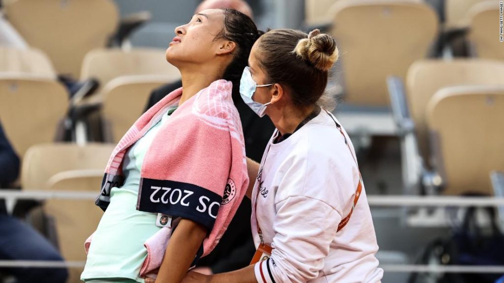 Zheng Qinwen: Menstruationsbeschwerden behindern den Traum der Chinesin von den French Open, als sie gegen Swiatek verliert