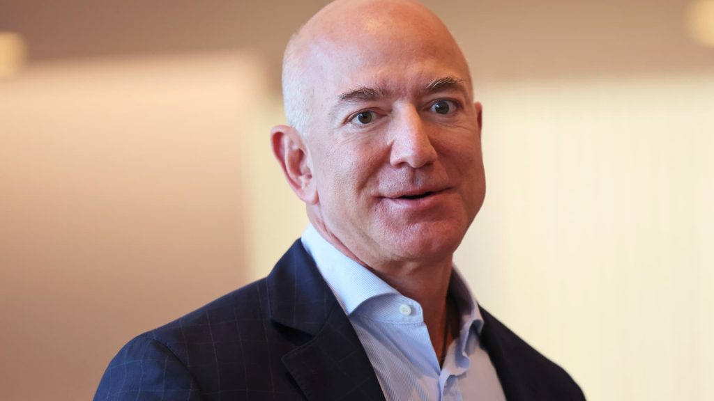Bezos von Amazon kritisiert Bidens Vorgesetzten und sagt, Inflation schade den Armen