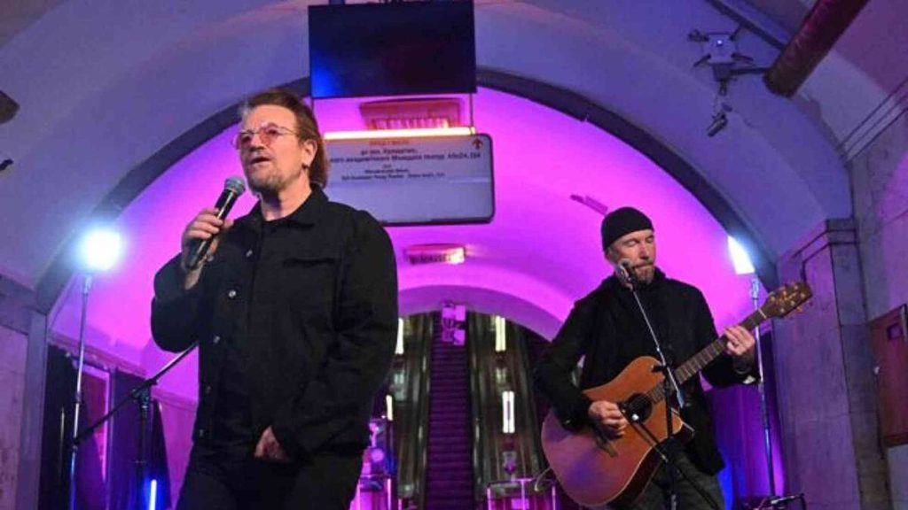 Bono präsentiert eine "Friedensparty" in der Kiewer U-Bahnstation und besucht bombardierte Städte