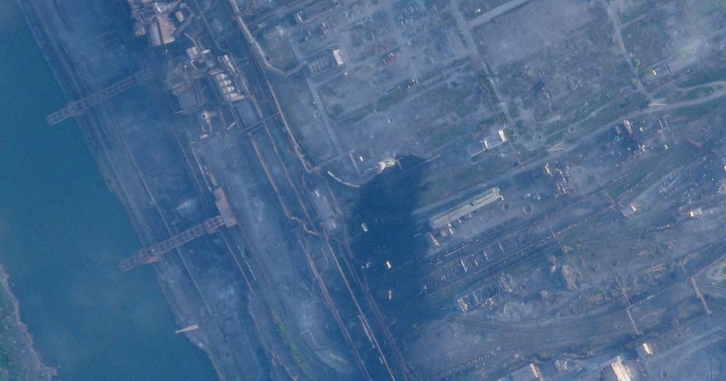 Der Kontakt zu den ukrainischen Streitkräften sei bei „schweren Kämpfen“ im Stahlwerk Mariupol verloren gegangen, sagt der Bürgermeister