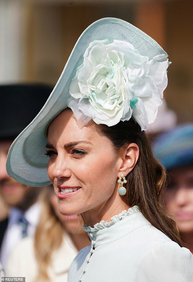 Kate Middleton wurde gestern bei einer Gartenparty im Buckingham Palace mit einem Paar Aquamarin-Ohrhänger im Wert von 140 £ fotografiert (im Bild).