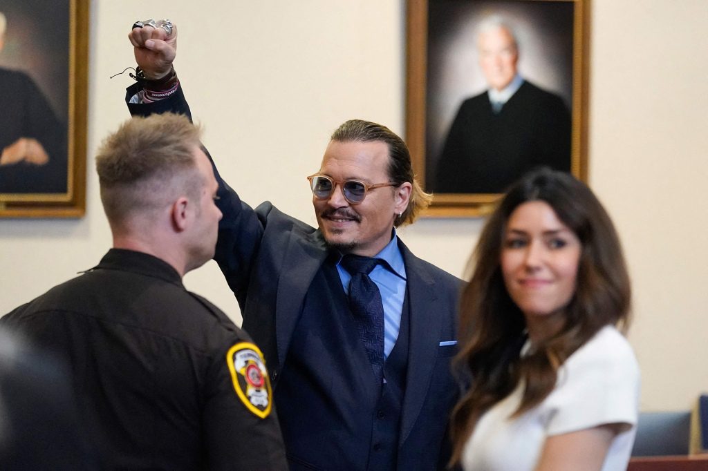 Depp ballt am 27. Mai im Gerichtssaal seine Faust.