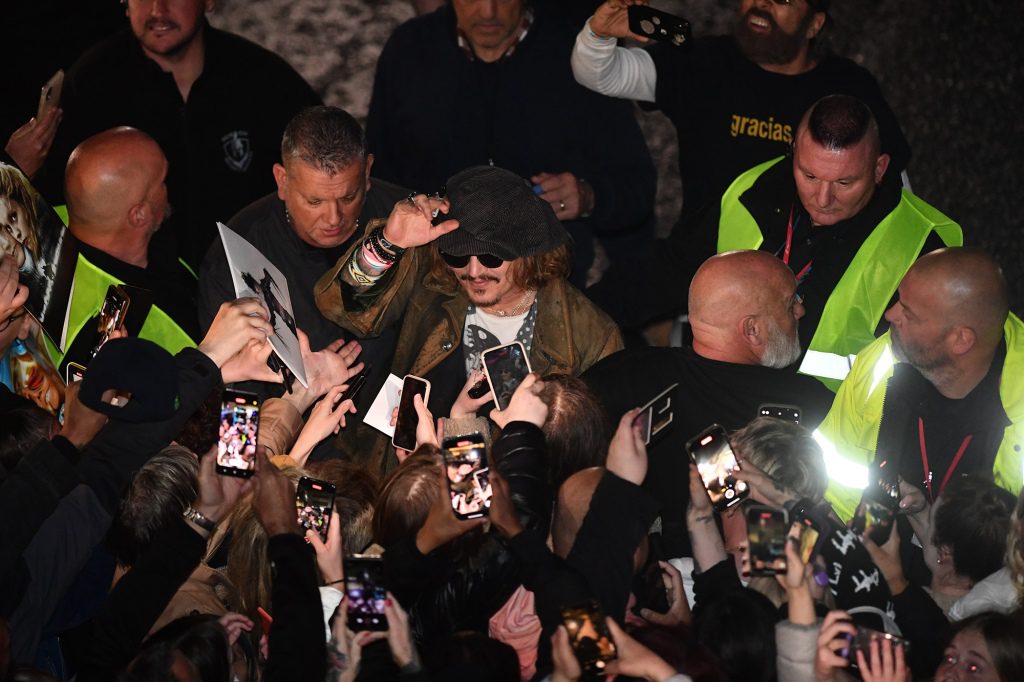 Depp begrüßt Fans außerhalb der Bühne.