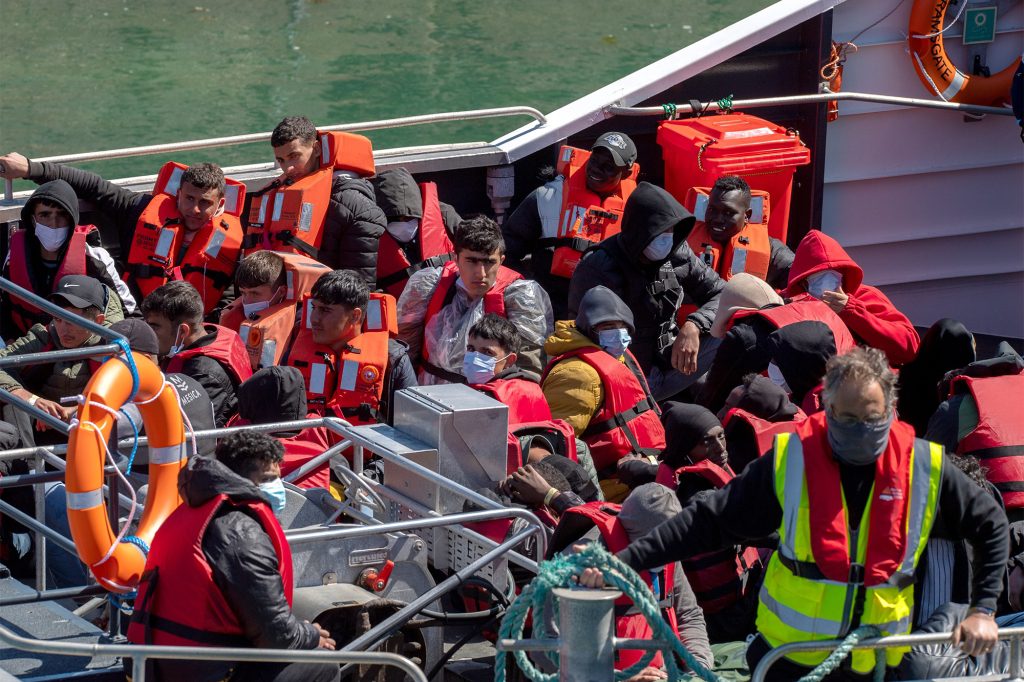 Britische Grenzschutzkräfte nahmen am 22. Mai 2022 Migranten im Hafen von Dover, Großbritannien, fest.