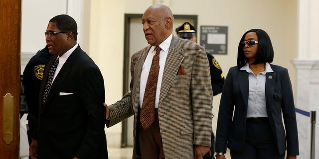 Bill Cosby (C) betritt den Gerichtssaal für eine Anhörung, da erwartet wird, dass seine Anwälte ihren Kampf mit Staatsanwälten darüber erneuern werden, ob mehr als ein Dutzend Angeklagte in seinem kriminellen Sexualprozess im nächsten Jahr in Norristown, Pennsylvania, 13. Dezember 2016, aussagen können REUTERS /David Mailletti/Paul