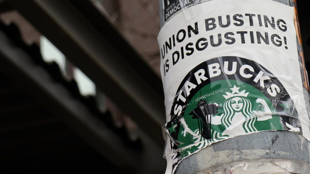 Die Gewerkschaft behauptete, Starbucks habe daraufhin das Café illegal geschlossen, berichtet Bloomberg
